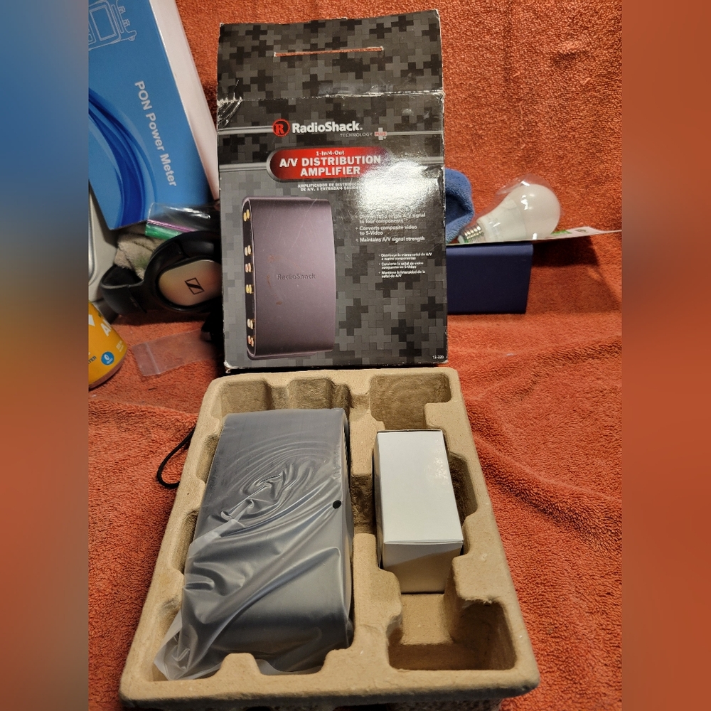 Radio Shack 4-Way A/V Distribution Amplifier Audio Video 15-320